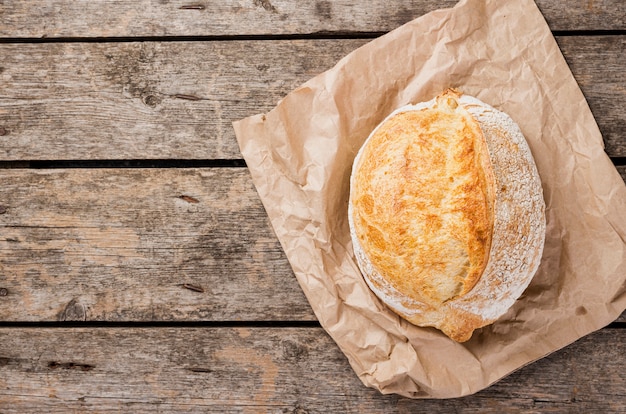 Foto gratuita vista dall'alto di pane tondo su carta da forno