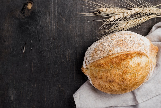 Вид сверху круглый хлеб и пшеница