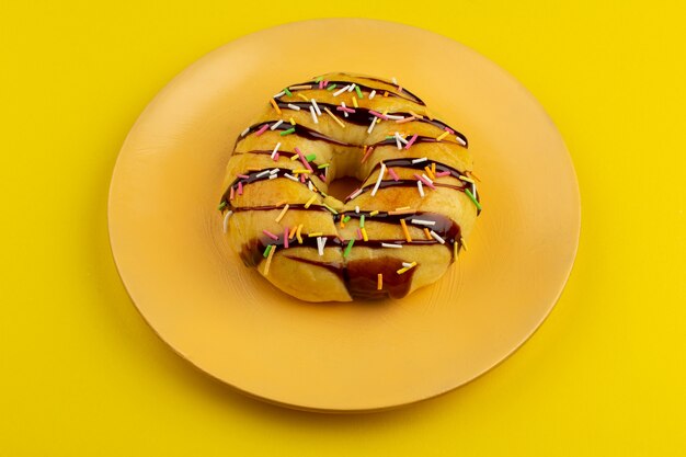 상위 뷰는 노란색에 주황색 접시 안에 도넛 달콤한 맛있는 라운드