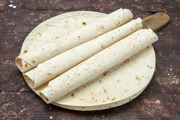 무료 사진 갈색 나무 책상 음식 식사 생과자 반죽과 같은 상위 뷰 라운드 lavash 및 압연 반죽 빵