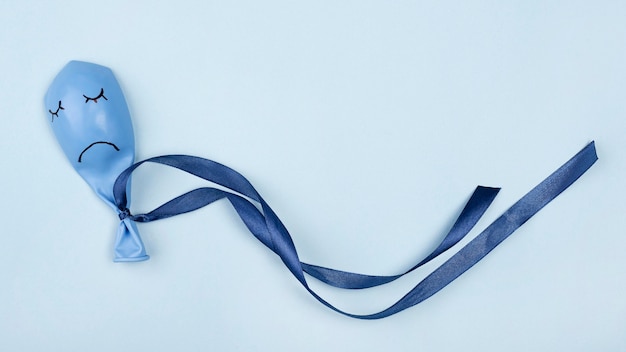 リボンと悲しい青い月曜日の風船の上面図