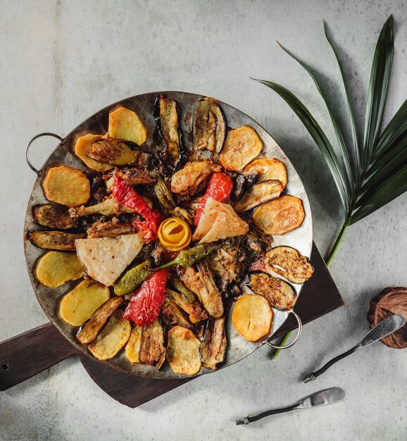 Вид сверху садж кебаб с бараниной ребра картофеля красочные сладкий перец и баклажаны на деревянной доске на столе