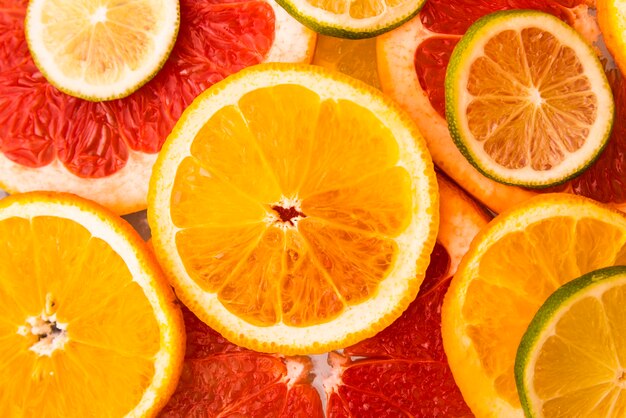 新鮮な柑橘系の果物のトップビューサラダ