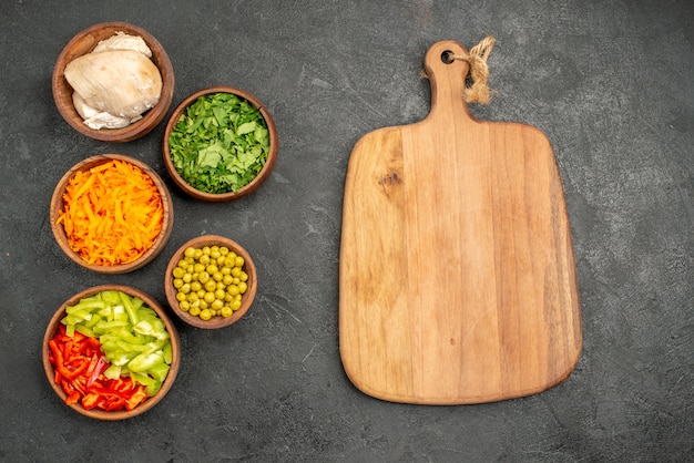 Ingredienti insalata vista dall'alto con pollo e verdure sul cibo dieta insalata di salute tavolo scuro