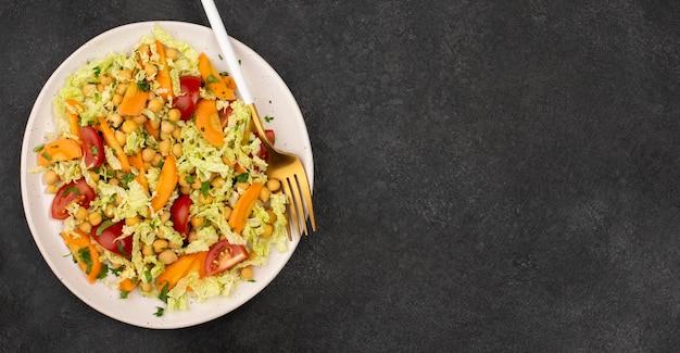 Салат с нутом и морковью вид сверху с копией пространства