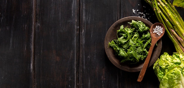 Foto gratuita vista dall'alto di insalata con spazio di copia