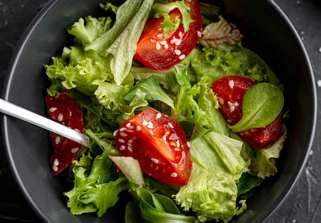 Insalata di vista dall'alto con il primo piano di diversi ingredienti