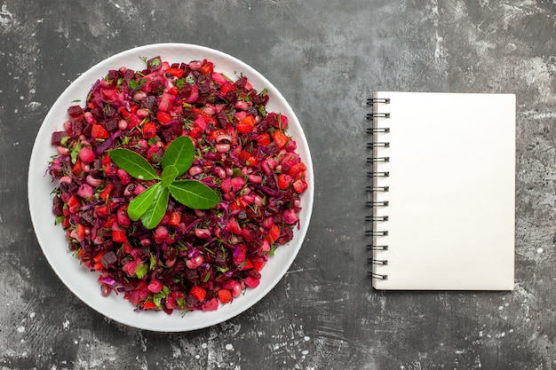 Foto gratuita vista dall'alto insalata con verdure rosse in un piatto bianco su sfondo grigio