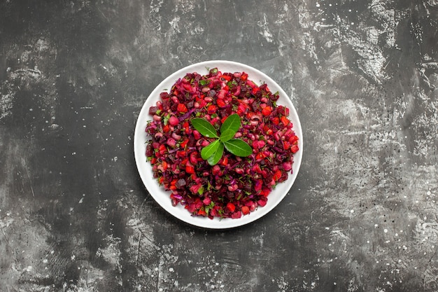 Free photo top view salad with red vegtable in a white dish on grey background