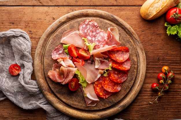 Foto gratuita vista dall'alto della disposizione del salame sul tritatutto