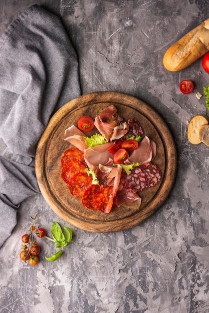 Foto gratuita vista dall'alto della disposizione del salame sul tritatutto