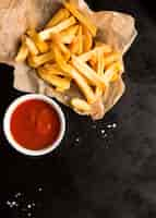 Foto gratuita vista dall'alto di patatine fritte salate con ketchup