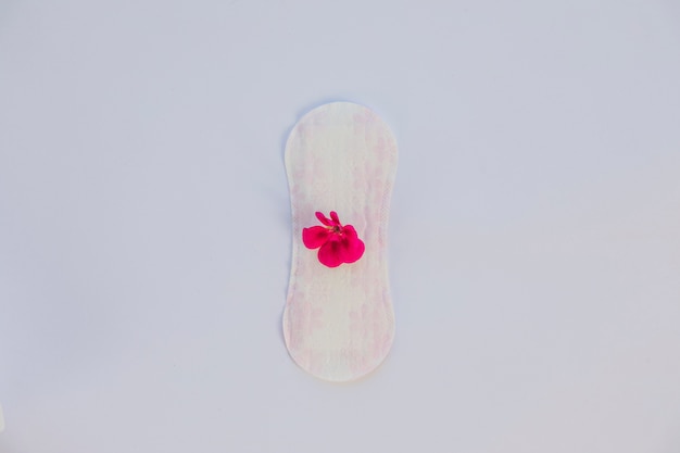 Free photo top view sanitary towel with flower