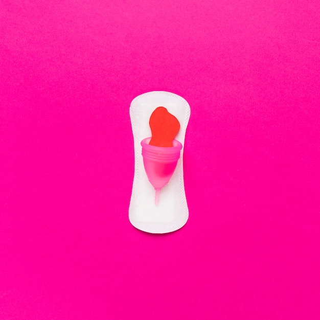 Free photo top view sanitary towel with menstrual cup