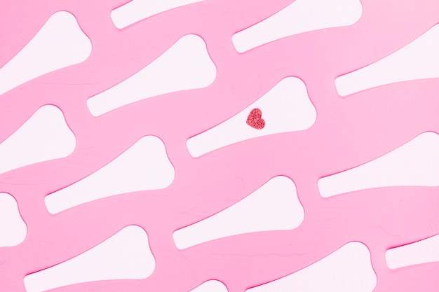 Free photo top view sanitary towels pattern with heart