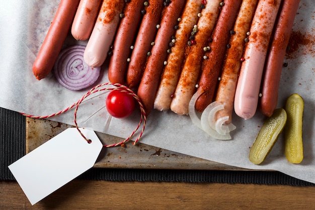 Assortimento di salsicce vista dall'alto con sottaceti