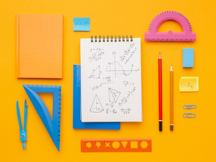 Free Photo top view school supplies composition
