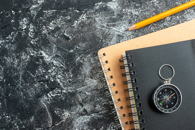 Foto gratuita vista dall'alto di materiale scolastico su superficie scura