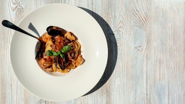 Foto gratuita vista superiore della pasta dei frutti di mare sulla tavola di legno