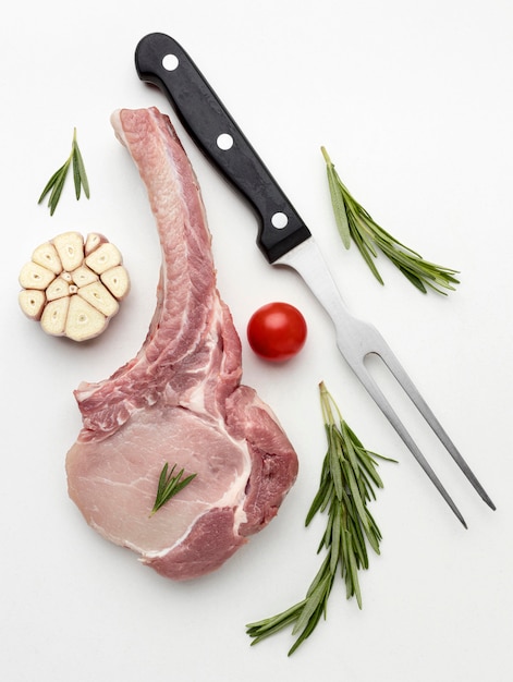 Free photo top view seasoned meat for cooking on desk