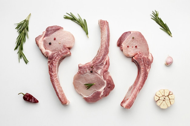 Free photo top view seasoned meat for cooking