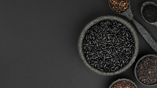 Foto gratuita vista dall'alto di semi e condimenti in ciotole con spazio di copia