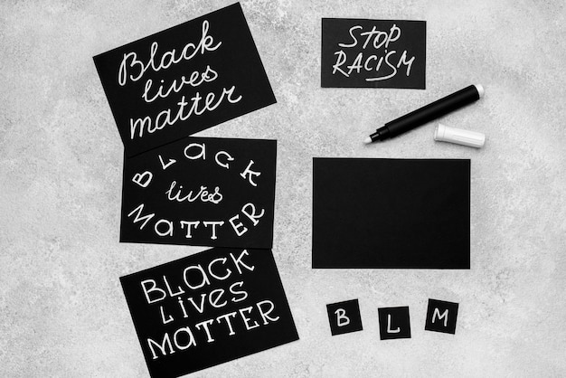 ブラック・ライヴズ・マターとペンが付いているカードの選択の上面図