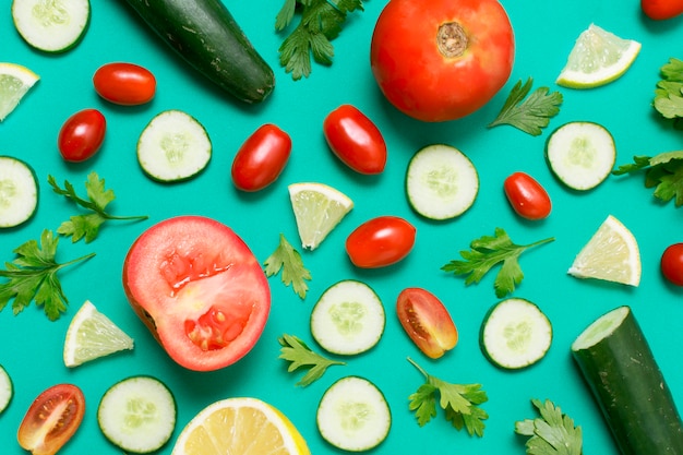 Вид сверху выбор свежих овощей на столе