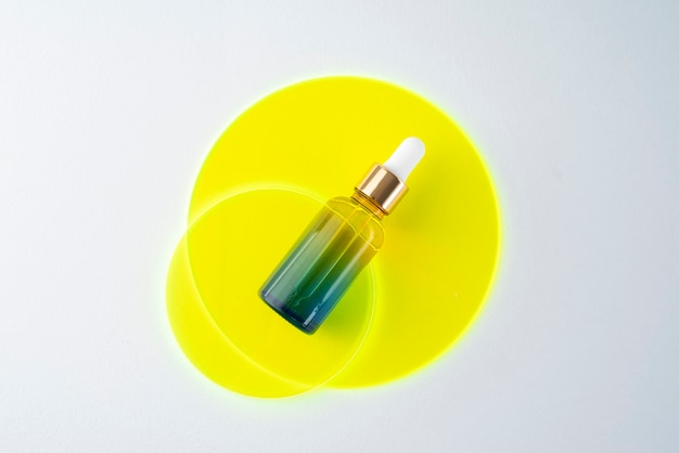 Free photo top view serum bottle still life