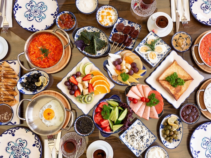 무료 Photo 토마토 과일 샐러드 햄 야채 치즈 토스트와 함께 아침 식사 계란 계란 음식의 다양 한 접시 세트의 상위 뷰