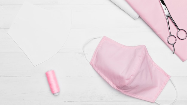 Набор для шитья маски из розовой ткани вид сверху