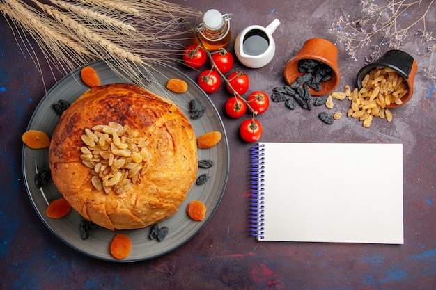 상위 뷰 shakh plov 동부 식사는 어두운 배경에 둥근 반죽 안에 밥으로 구성 요리 식사 음식 반죽 쌀