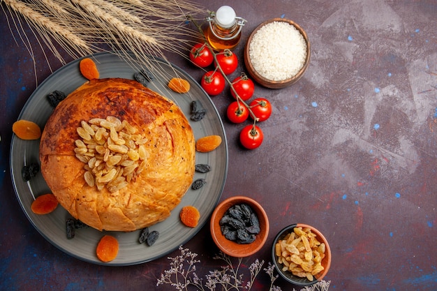 Free photo top view shakh plov eastern meal consists of cooked rice inside round dough on a dark background food cuisine meal dough