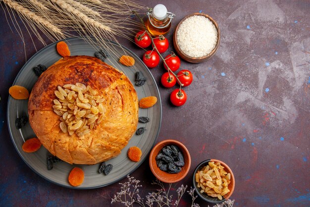 상위 뷰 shakh plov 동부 식사는 어두운 배경 음식 요리 식사 반죽에 둥근 반죽 안에 밥으로 구성됩니다