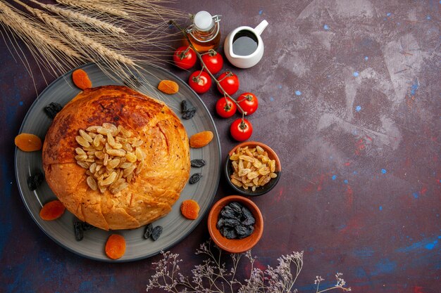 상위 뷰 shakh plov 동부 식사는 어두운 책상 요리 식사 음식 반죽 쌀에 둥근 반죽 안에 밥으로 구성됩니다