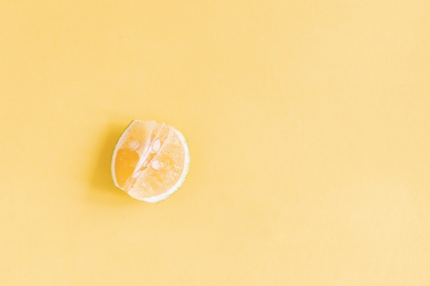 Free photo top view shot of a slice of lemon