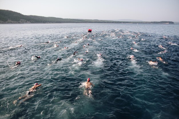 海での水泳選手との水泳大会のトップビューショット