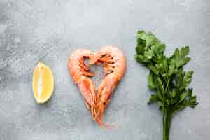 Free photo top view shrimp heart with lemon