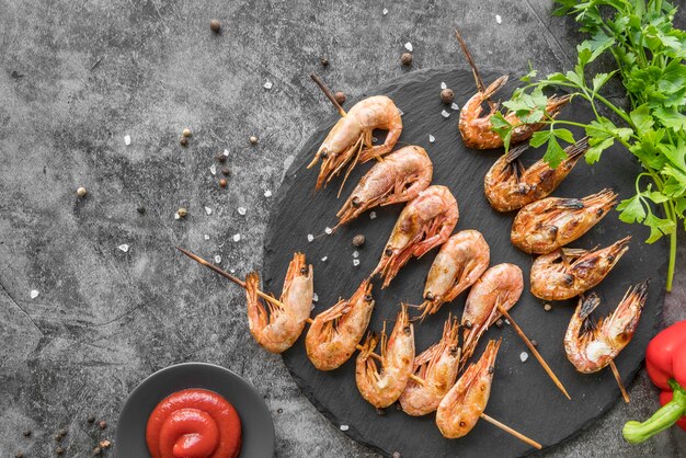 Free photo top view shrimp skewers with sauce