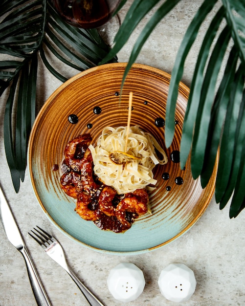 Foto gratuita vista dall'alto di gamberi in salsa teriyaki servita con fettuccini