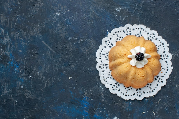 Vista dall'alto semplice deliziosa torta con panna e mora sullo sfondo scuro torta biscotto dolce cuocere frutta