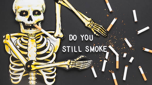 Вид сверху скелет с сигаретами