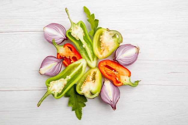 Free photo top view sliced bell-peppers with onions on the white table