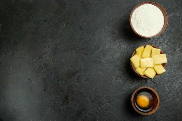 Vista dall'alto di formaggio a fette con farina su sfondo grigio pasta pasto crudo cuocere