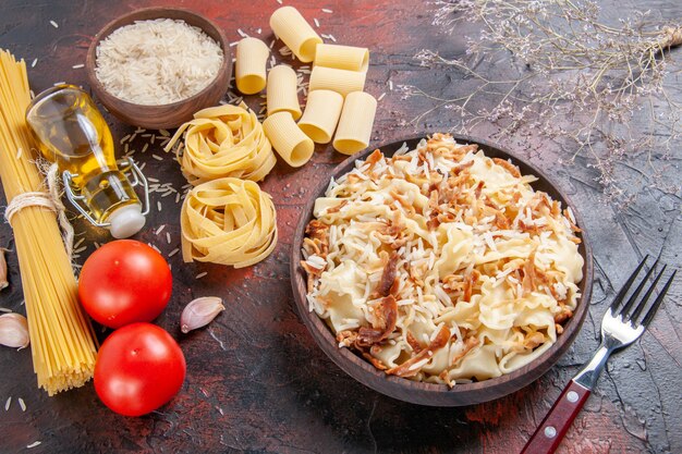 上面図暗い床にご飯とスライスした調理済み生地パスタ皿生地暗い