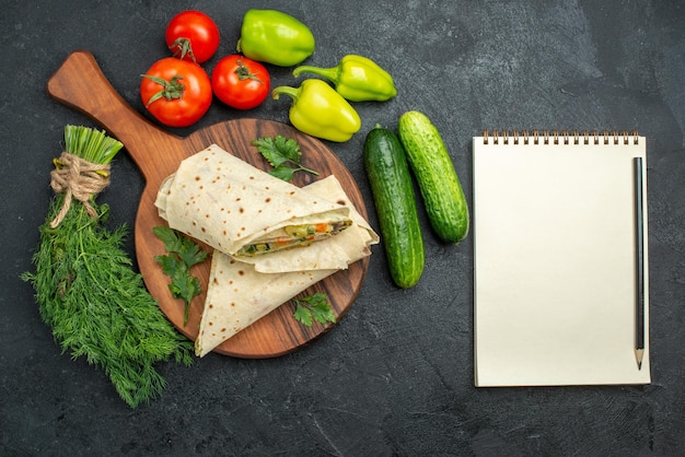 Foto gratuita vista dall'alto delizioso shaurma affettato con verdure fresche su superficie grigia insalata panino panino cibo snack