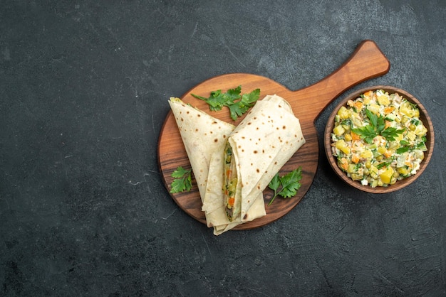 Foto gratuita vista dall'alto delizioso shaurma affettato con insalata di maionese su superficie grigia insalata di hamburger panino cibo snack sandwich