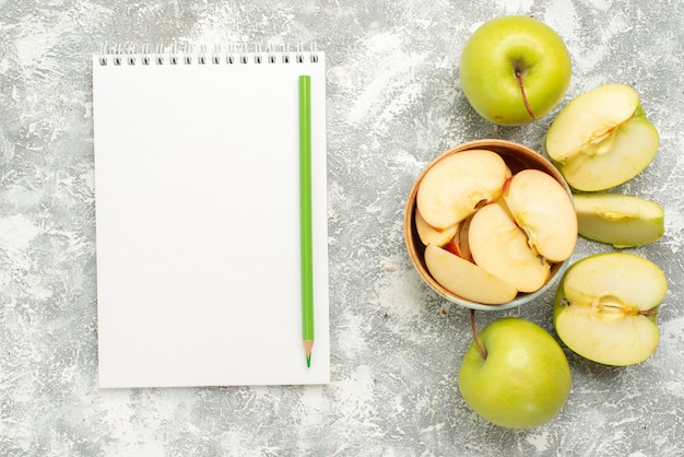 Free photo top view sliced fresh apples on white background fruits mellow ripe