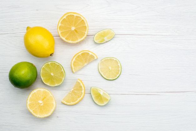 상위 뷰 흰색, 감귤류 과일 열대 주스에 신선한 레몬 신과 육즙 슬라이스