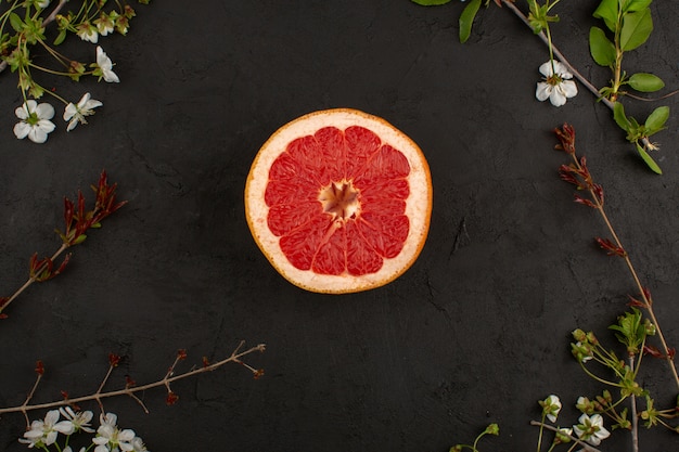 Free photo top view sliced grapefruit fresh mellow juicy ring on the dark background